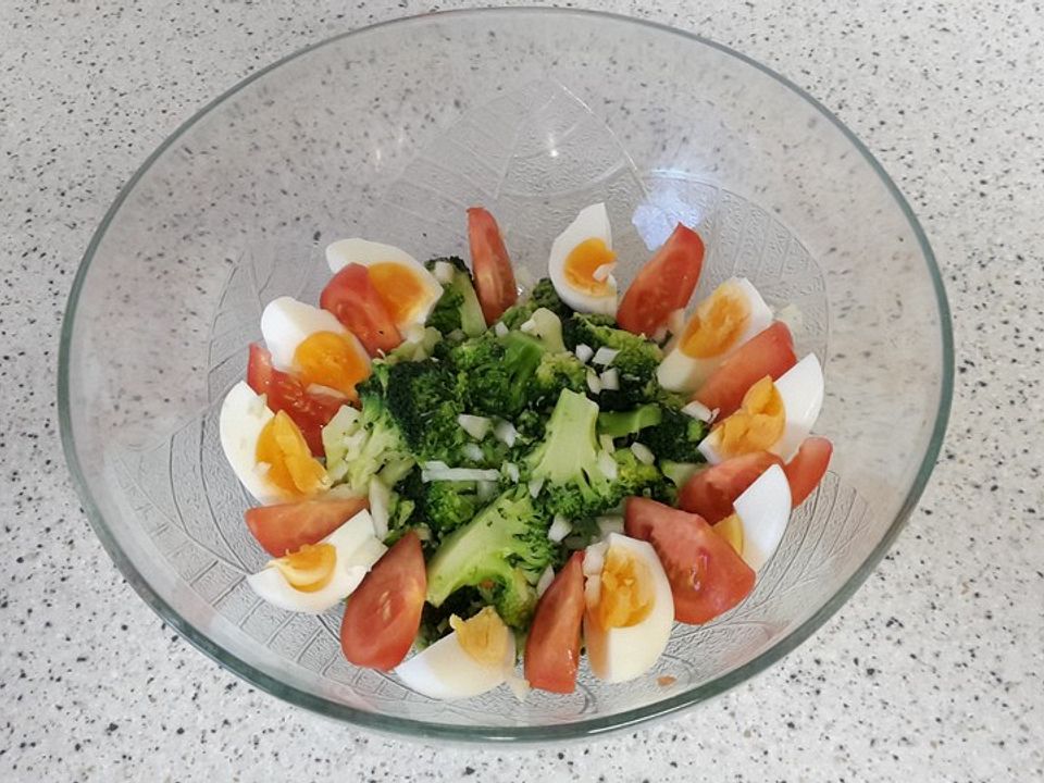 Brokkoli - Tomaten - Eier - Salat von gizela | Chefkoch