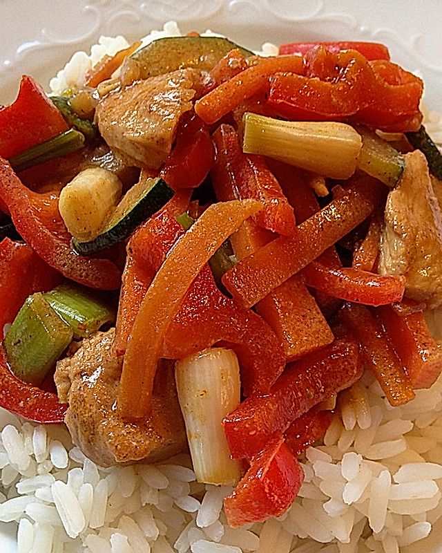 Paprika - Kokos - Curry mit Putenfleisch und Reis