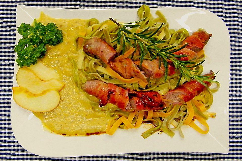 Lammfilets im Baconwickel mit Apfel - Wacholder - Püree