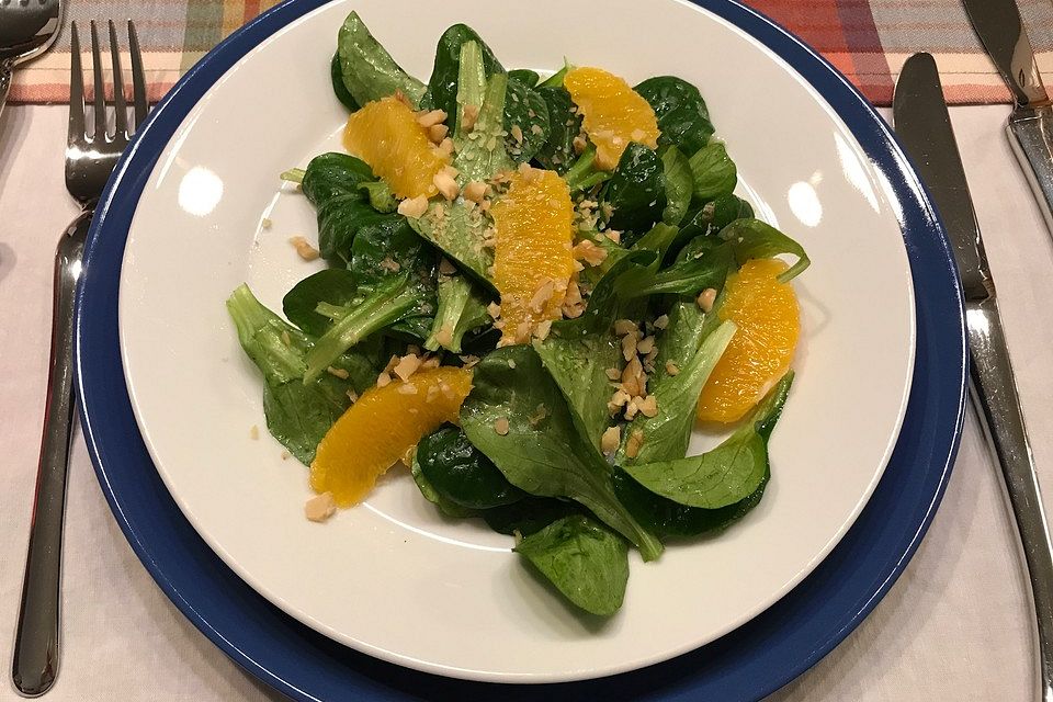 Feldsalat mit Orangenschnitzeln und Walnüssen