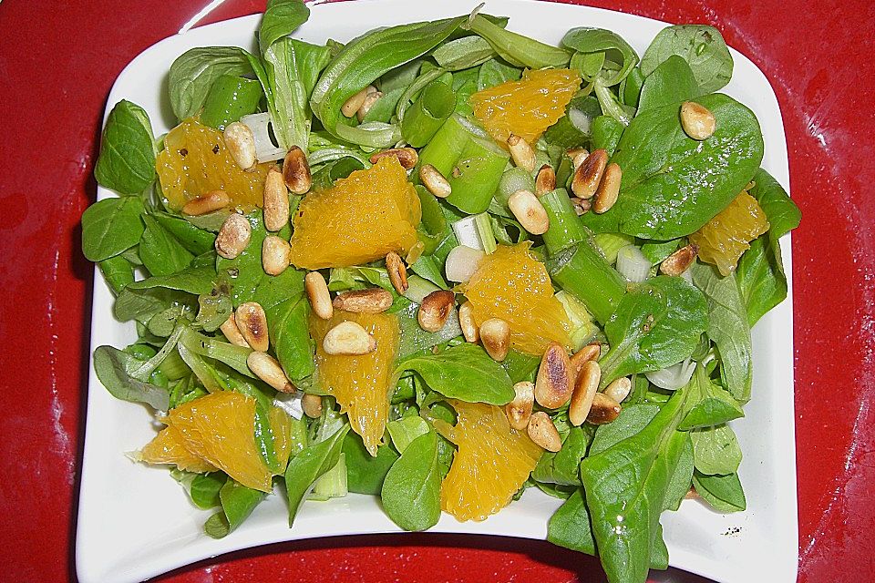 Feldsalat mit Orangenschnitzeln und Walnüssen