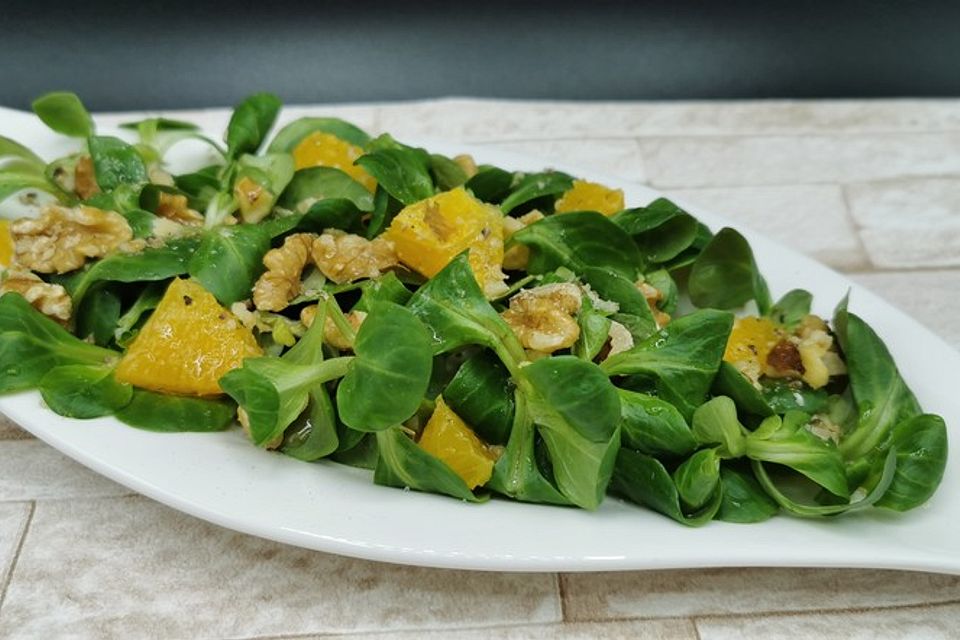 Feldsalat mit Orangenschnitzeln und Walnüssen