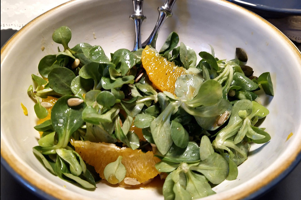 Feldsalat mit Orangenschnitzeln und Walnüssen