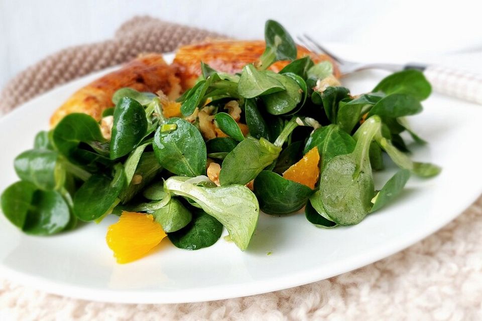 Feldsalat mit Orangenschnitzeln und Walnüssen