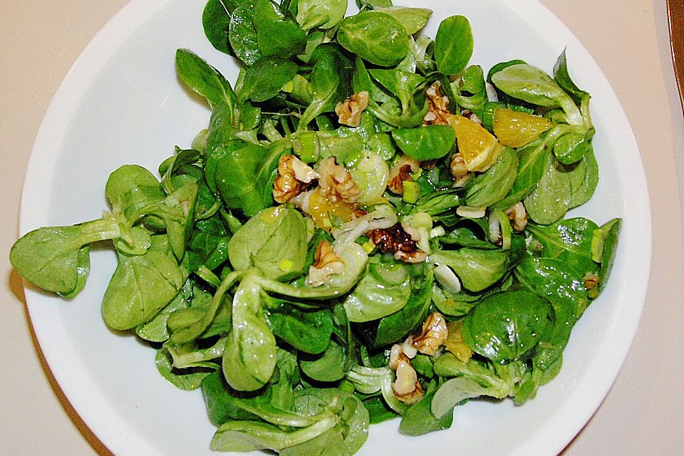 Feldsalat mit Orangenschnitzeln und Walnüssen