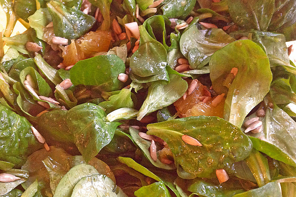 Feldsalat mit Orangenschnitzeln und Walnüssen