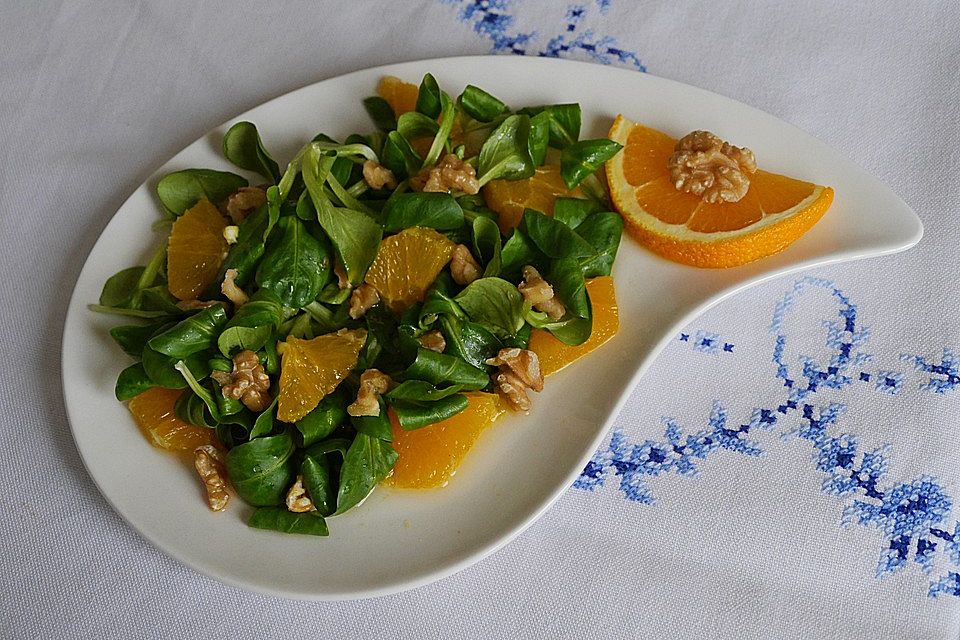 Feldsalat mit Orangenschnitzeln und Walnüssen