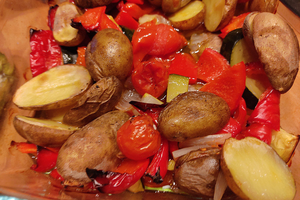 Gemischtes Gemüse aus dem Ofen mit grüner Tapenade