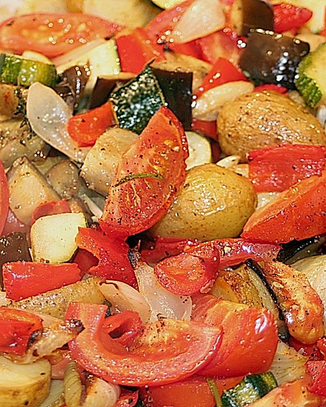 Gemischtes Gemüse aus dem Ofen mit grüner Tapenade