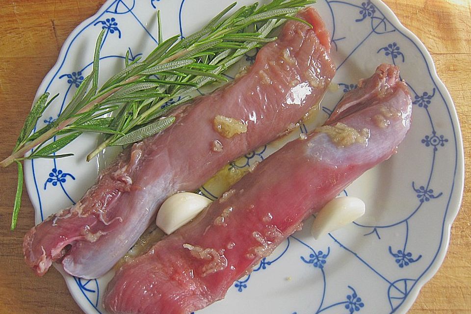 Frischlingsfilets mit Kürbis - Mango - Creme und Zucchinikugeln