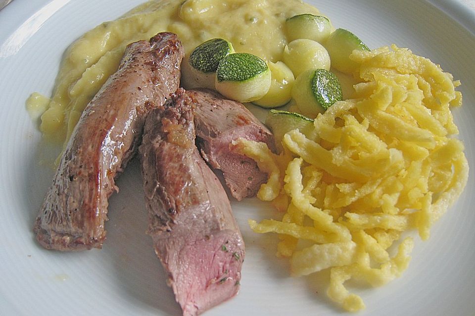 Frischlingsfilets mit Kürbis - Mango - Creme und Zucchinikugeln