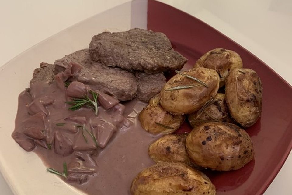 Rotweinsauce mit Rind- oder Straußenfilet und Ofenkartoffeln