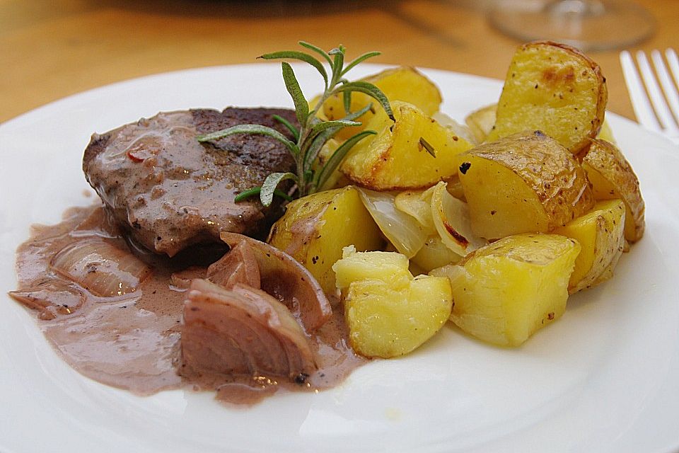 Rotweinsauce mit Rind- oder Straußenfilet und Ofenkartoffeln