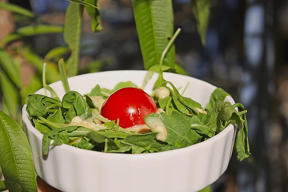 Löwenzahnsalat mit feiner Senfsauce