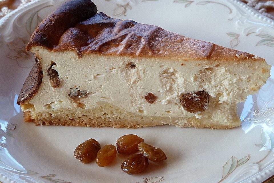 Quarkkuchen mit Rum - Rosinen und geriebener Zitronenschale