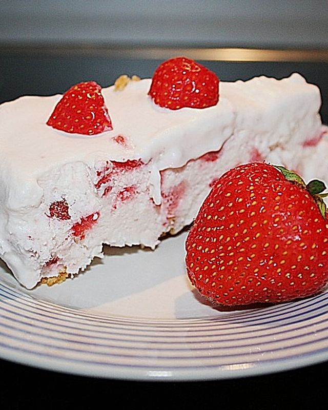 Gefrosteter Erdbeer - Sahne - Kuchen