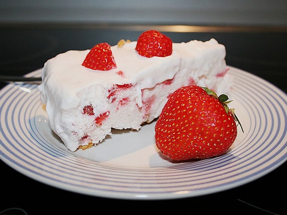 Gefrosteter Erdbeer - Sahne - Kuchen von Ileara| Chefkoch