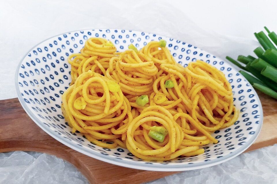 Curryspaghetti mit Frühlingszwiebeln