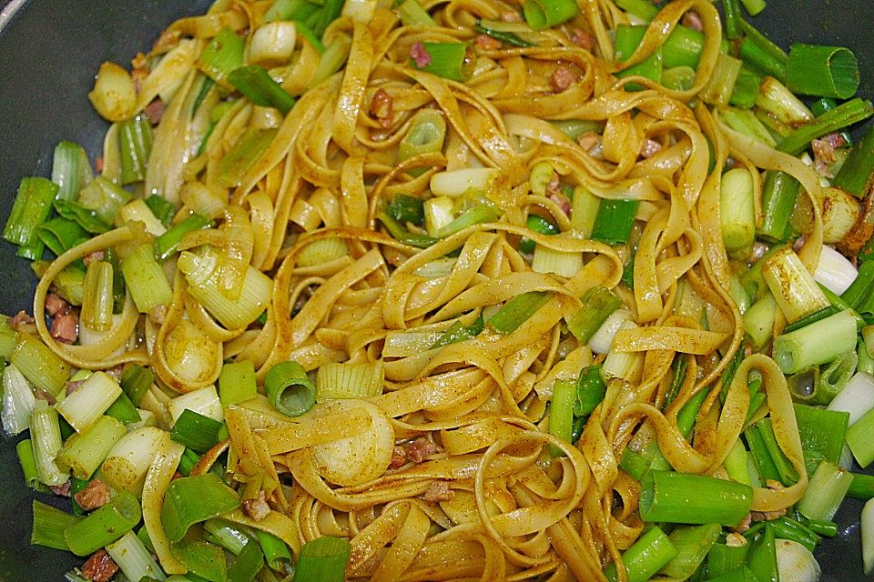 Curryspaghetti mit Frühlingszwiebeln