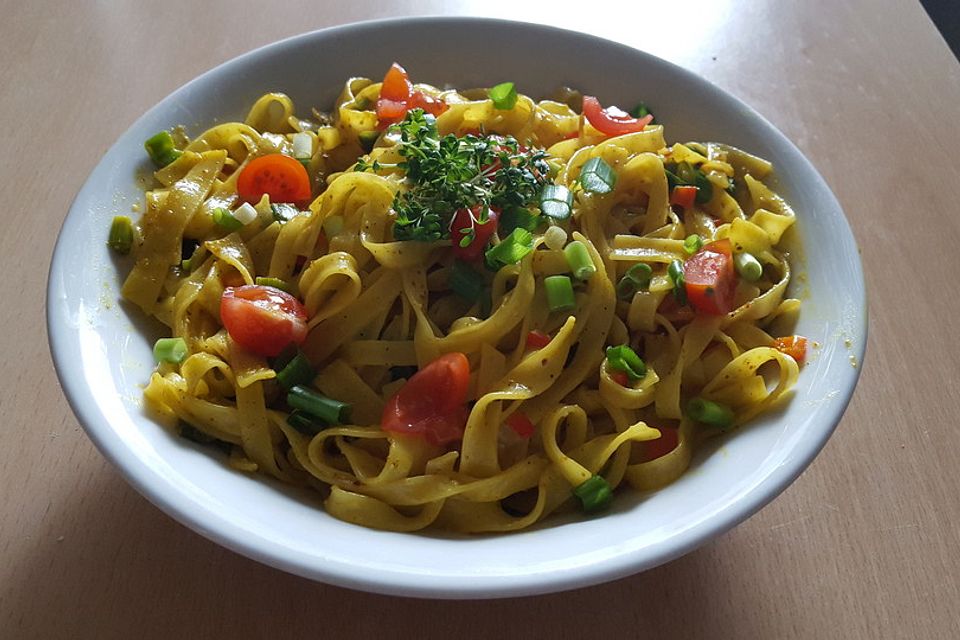 Curryspaghetti mit Frühlingszwiebeln