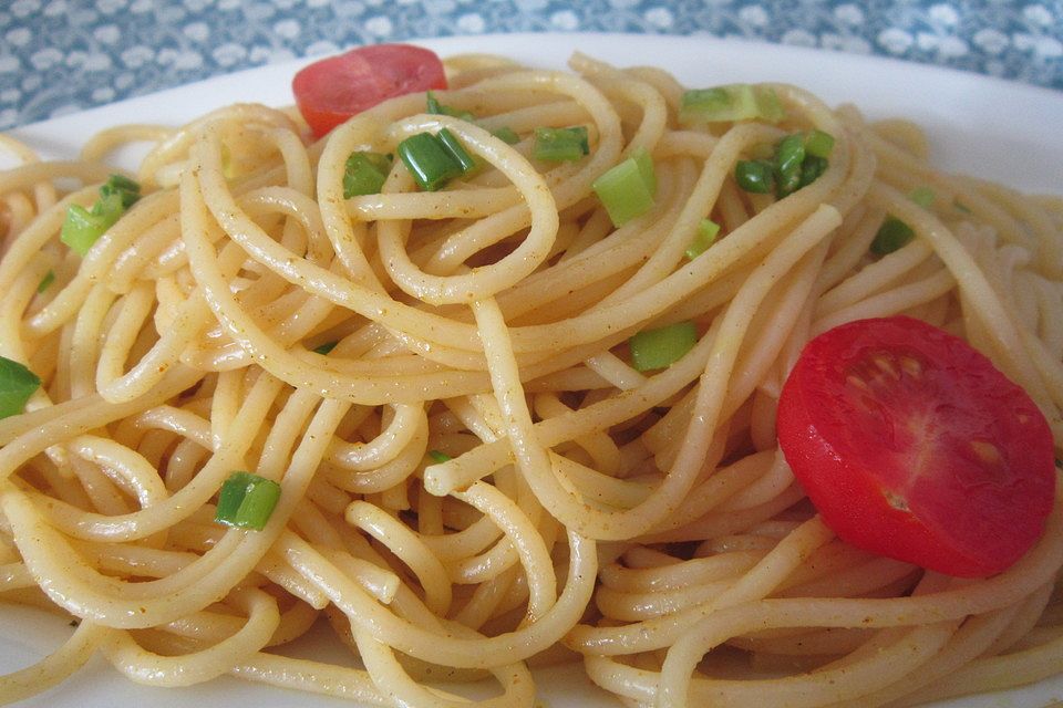 Curryspaghetti mit Frühlingszwiebeln