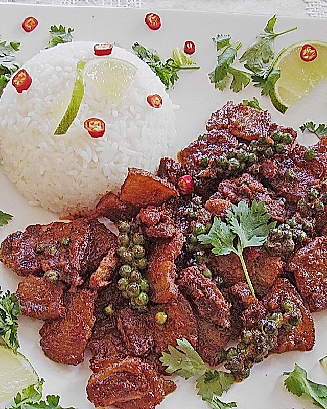 Dickes rotes Thai - Curry mit Schweinebauch und grünem Pfeffer