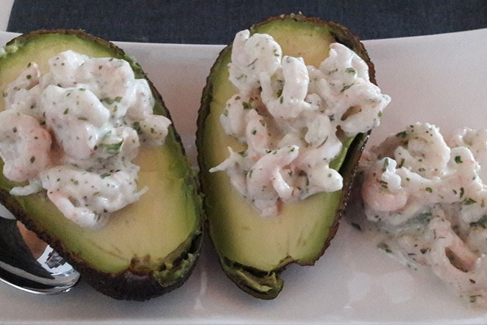 Gefüllte Avocado mit Dip