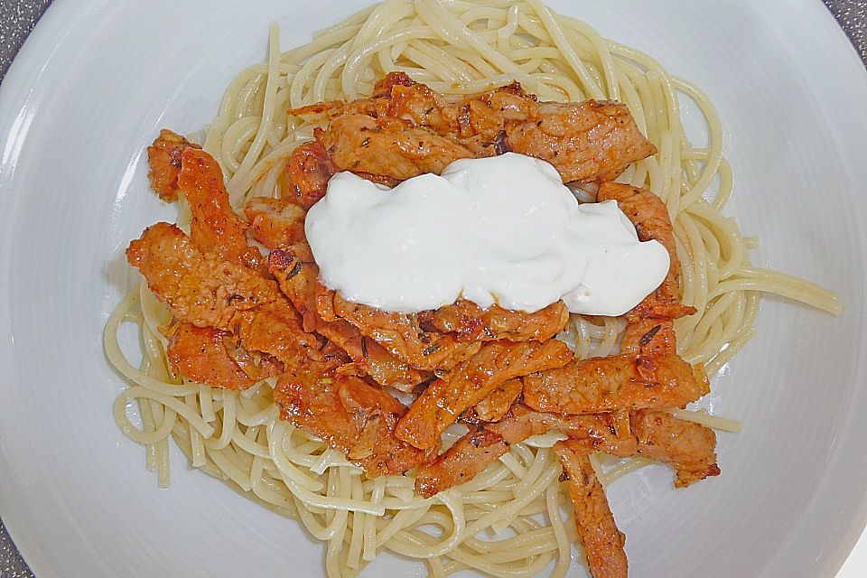 Spaghetti mit Gyros und Tzatziki