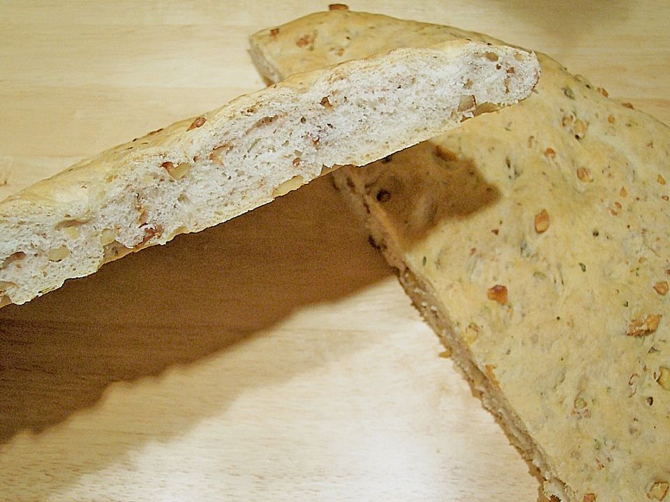 Kräuterbrot mit Rosmarin, Salbei und Walnüssen von Koelkast | Chefkoch