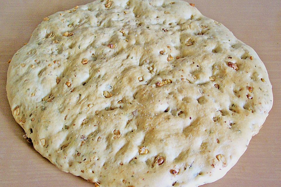 Kräuterbrot mit Rosmarin, Salbei und Walnüssen Kräuterbrot mit Rosmarin, Salbei und Walnüssen