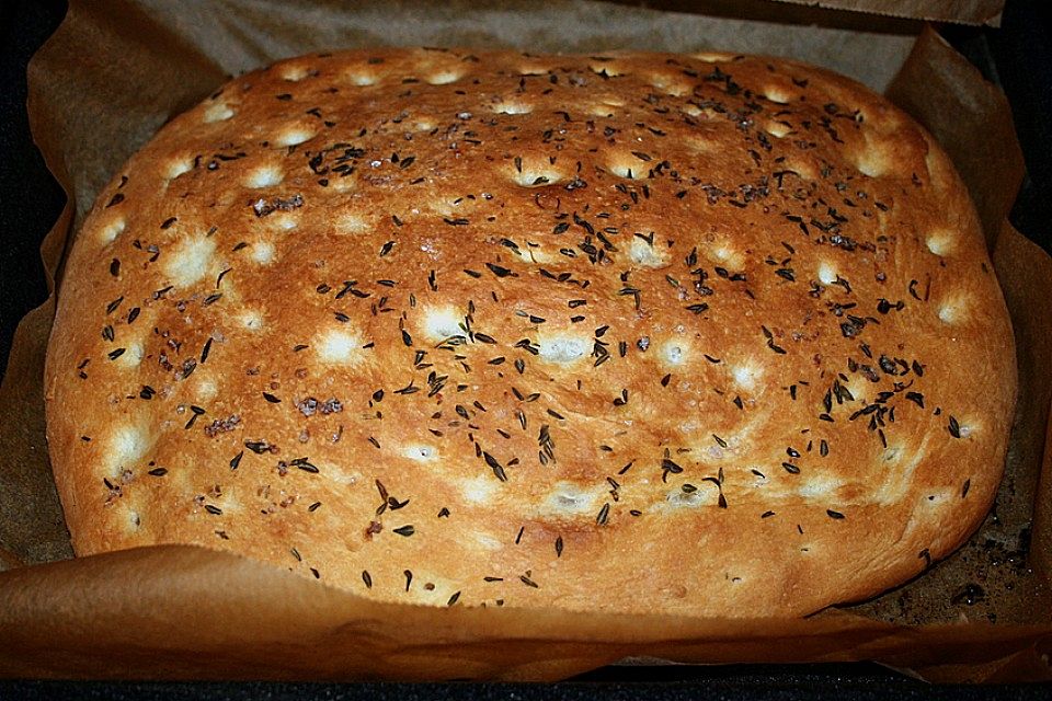 Kräuterbrot mit Rosmarin, Salbei und Walnüssen Kräuterbrot mit Rosmarin, Salbei und Walnüssen