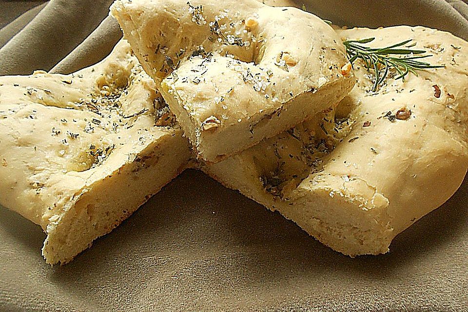 Kräuterbrot mit Rosmarin, Salbei und Walnüssen Kräuterbrot mit Rosmarin, Salbei und Walnüssen