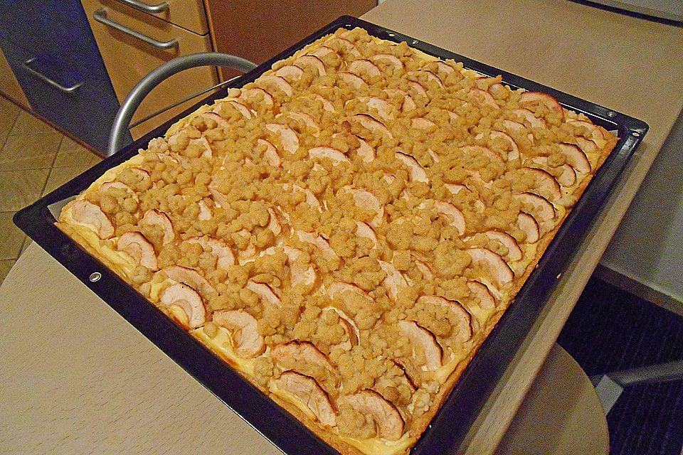 Apfel - Streuselkuchen mit Quark vom Blech