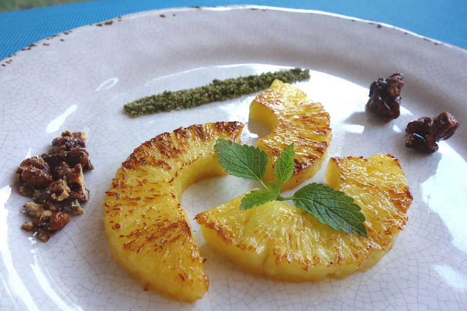 Ananas, gebraten mit karamellisierten Mandeln