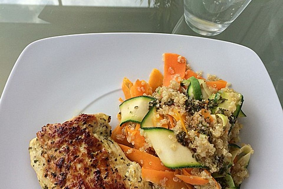 Quinoa Salat mit Möhre und Zucchini