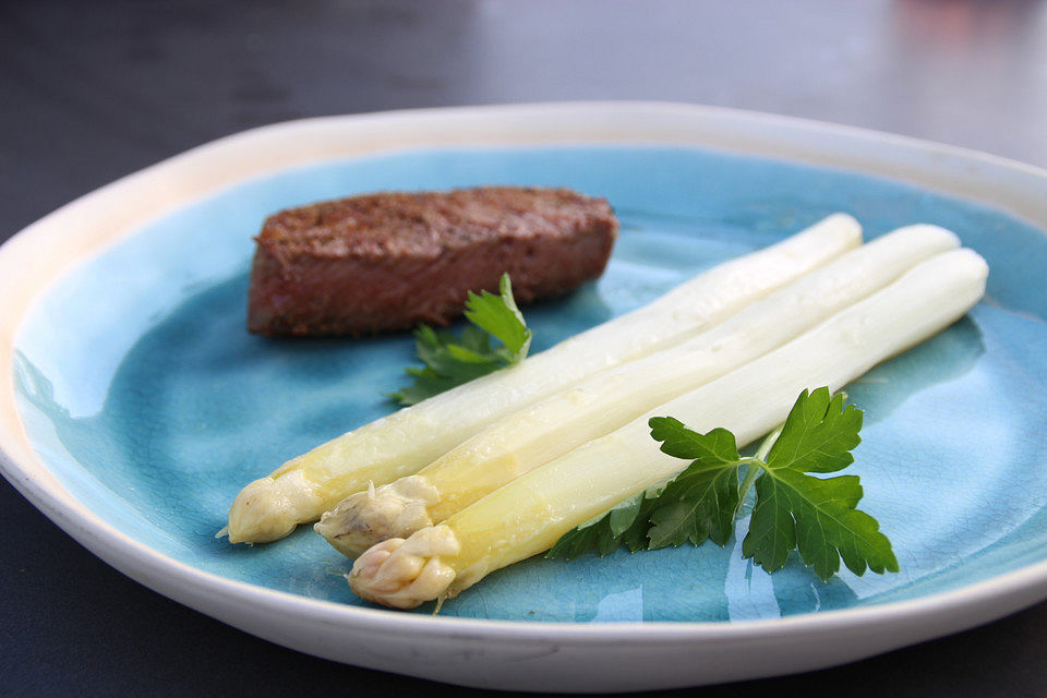 Weißer Spargel vom Grill mit Lamm