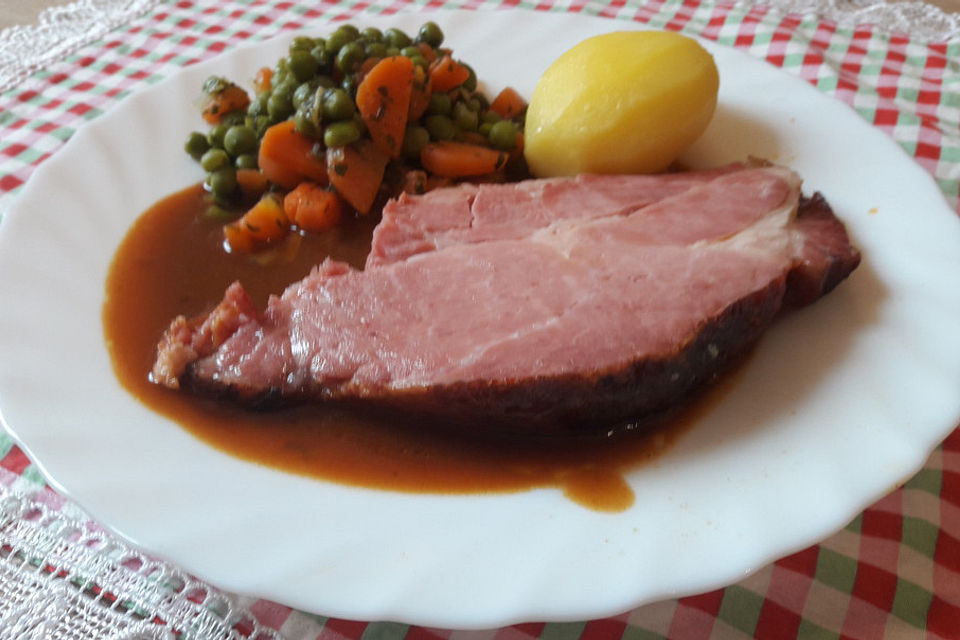 Saftiger Kasselerbraten mit Thymian und Möhren