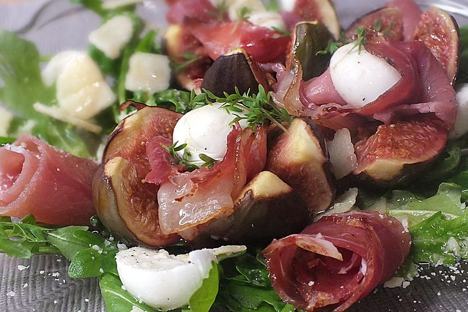 Warme Feigen auf Rucola mit Mozzarella