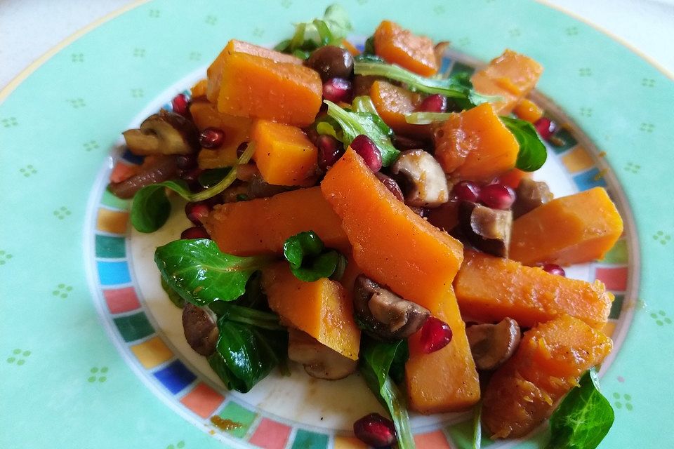 Frischer Feldsalat mit gedämpftem Butternutkürbis und Champignons