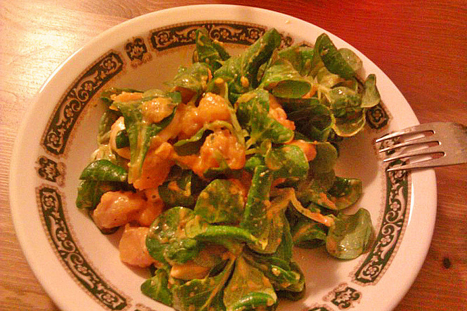 Frischer Feldsalat mit gedämpftem Butternutkürbis und Champignons