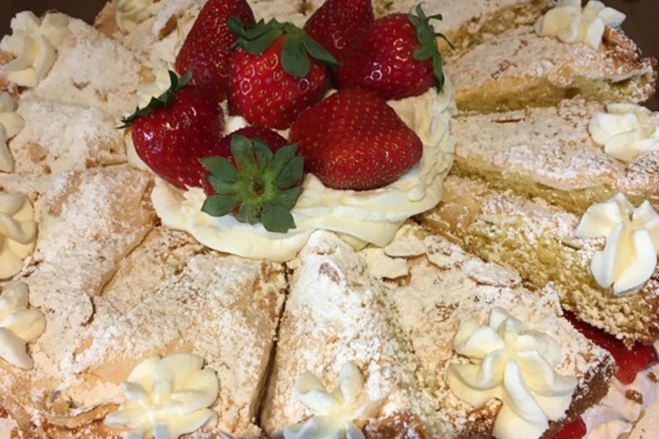 Schneemousse-Erdbeertorte Schneemousse-Erdbeertorte