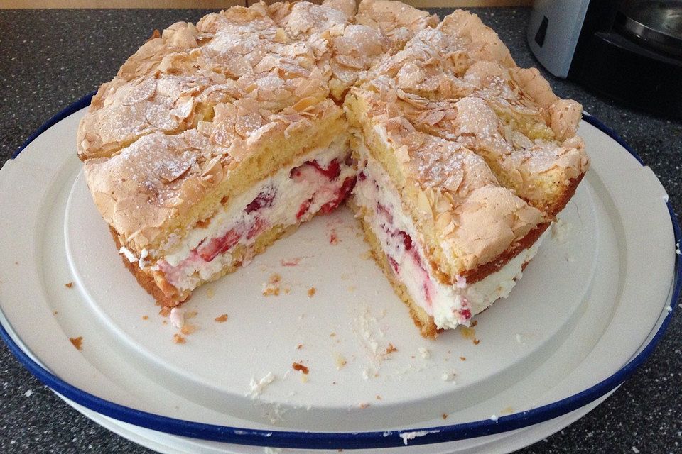 Schneemousse-Erdbeertorte Schneemousse-Erdbeertorte