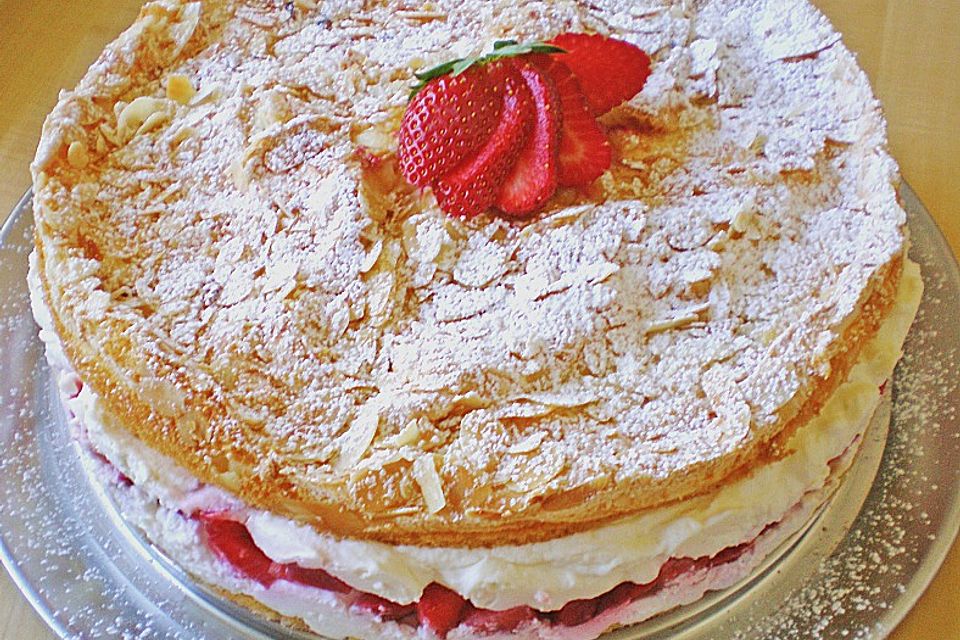 Schneemousse-Erdbeertorte Schneemousse-Erdbeertorte