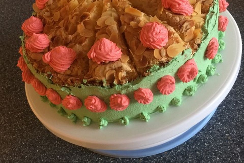 Schneemousse-Erdbeertorte Schneemousse-Erdbeertorte