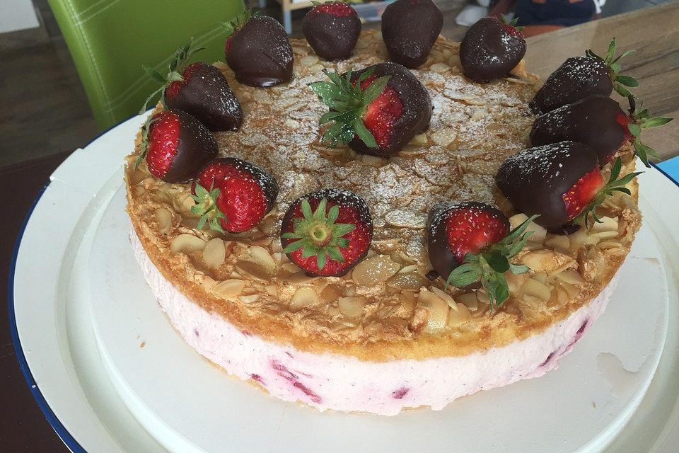 Schneemousse-Erdbeertorte Schneemousse-Erdbeertorte