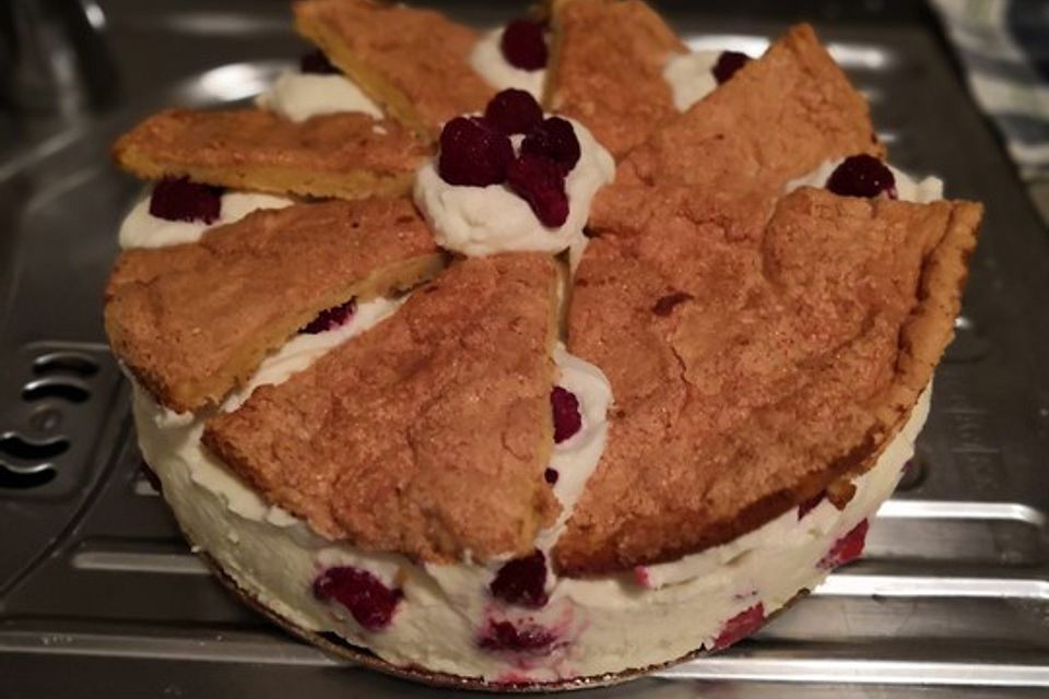 Schneemousse-Erdbeertorte Schneemousse-Erdbeertorte