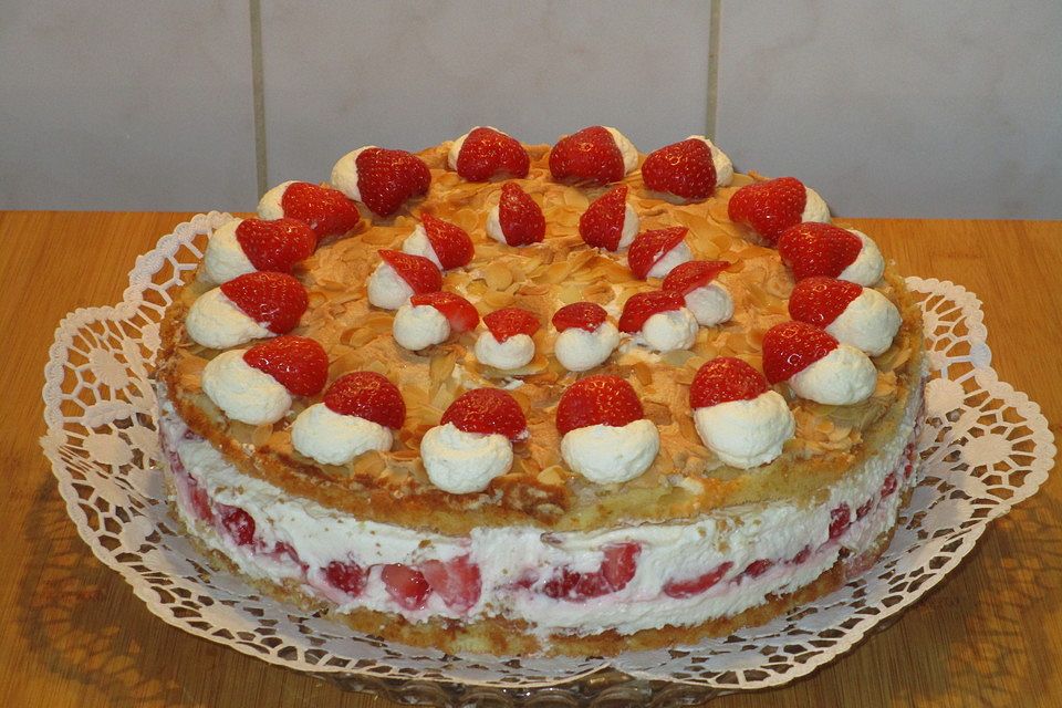Schneemousse-Erdbeertorte Schneemousse-Erdbeertorte