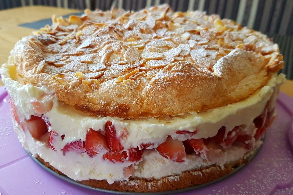 Schneemousse-Erdbeertorte Schneemousse-Erdbeertorte