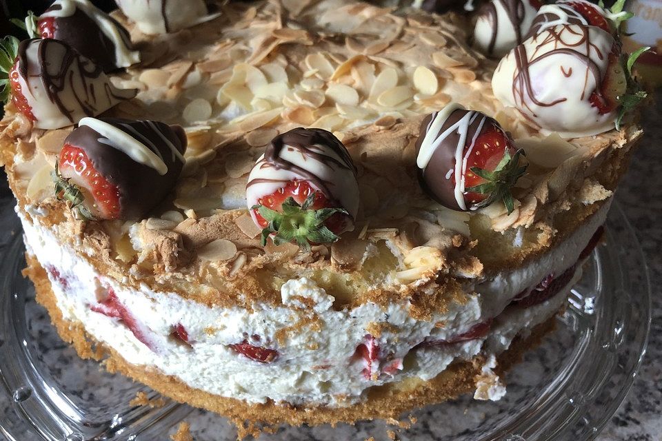 Schneemousse-Erdbeertorte Schneemousse-Erdbeertorte