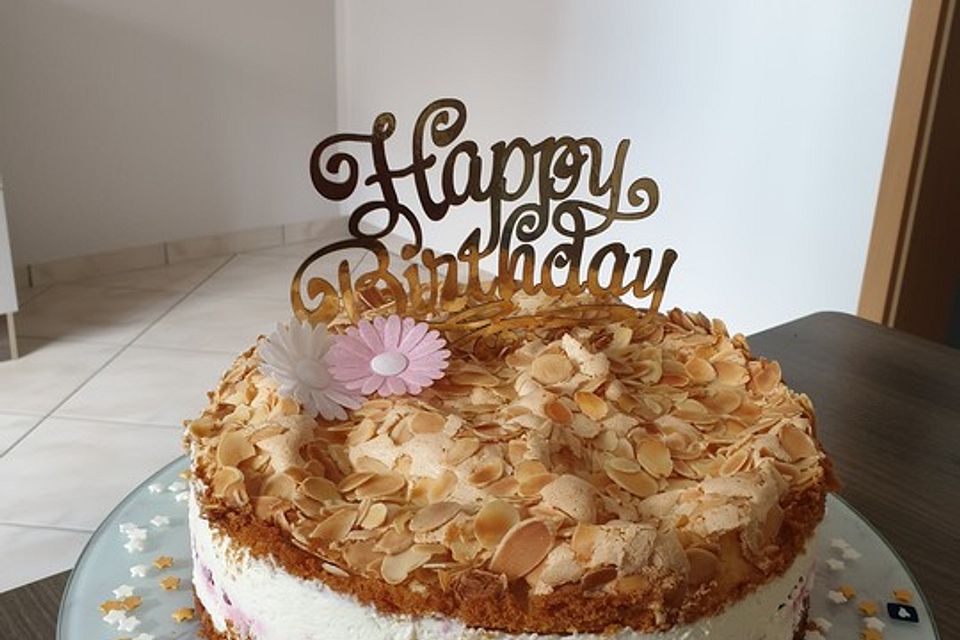Schneemousse-Erdbeertorte Schneemousse-Erdbeertorte